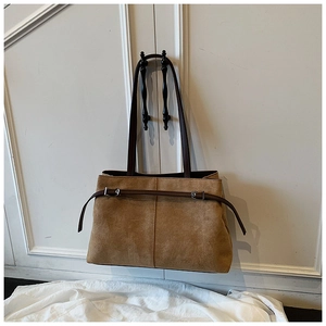 Détail du grand sac cabas en daim marron mat avec boucles et fines lanières en cuir