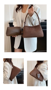 Detailansicht der braunen Wildleder Baguette-Tasche mit Knotengurt und Innentasche