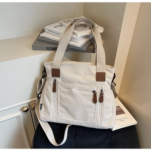 Détail du sac fourre-tout en velours côtelé blanc cassé avec poches zippées