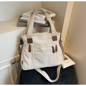 Détail du sac fourre-tout en velours côtelé blanc cassé avec texture à rayures verticales