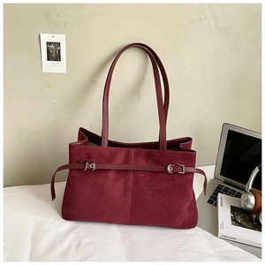 Vue détaillée du sac cabas bordeaux en daim avec boucle argentée et accessoires