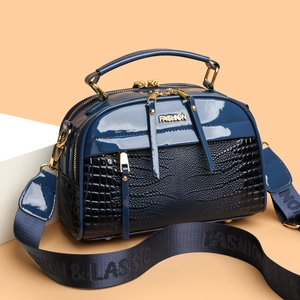 Sac à main bleu foncé gaufré crocodile avec finition brillante et bandoulière large