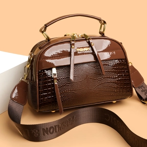 Sac carré marron foncé avec motif crocodile et large bandoulière logo