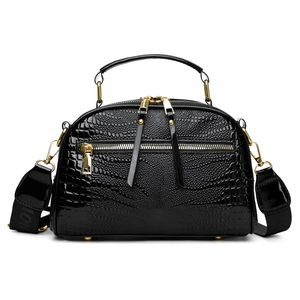 Sac à main noir à motif crocodile élégant avec ferrures dorées et bandoulière large