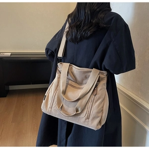 Détail du sac cabas en velours côtelé beige avec texture verticale sur mannequin