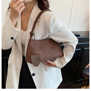 Braune Schultertasche aus Wildleder mit elegantem dekorativem Knoten am Riemen