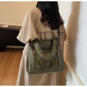 Grand sac cabas en velours côtelé vert avec de nombreuses poches zippées pratiques