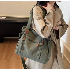 Détail du sac fourre-tout en velours côtelé vert foncé avec poches zippées latérales