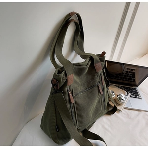 Détail du grand sac cabas en velours côtelé vert olive avec poches zippées et ordinateur