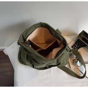 Vue détaillée du grand intérieur avec compartiment zippé de ce sac fourre-tout en velours