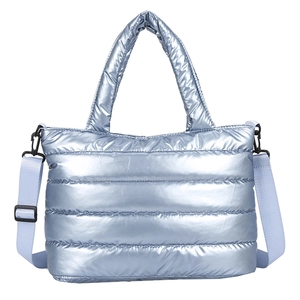 Sac fourre-tout matelassé bleu clair métallisé avec bandoulière réglable et poignées