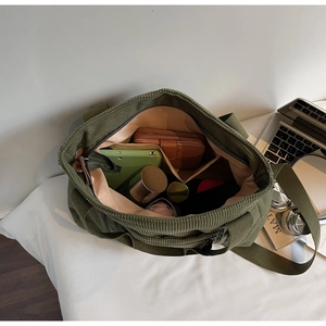 Grand sac cabas en velours côtelé vert armée avec vue intérieure sur le rangement