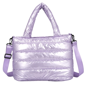 Sac fourre-tout matelassé violet clair fini métallique brillant avec bandoulière réglable