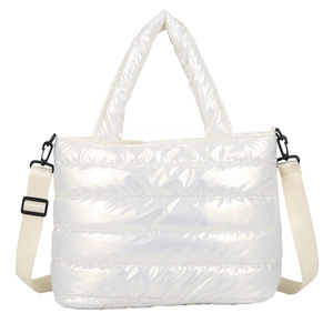 Sac fourre-tout matelassé blanc nacré brillant avec bandoulière et texture rembourrée