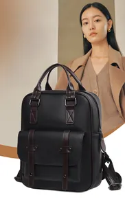 Détail du sac à dos en cuir PU noir grainé avec poche à boucles de style rétro
