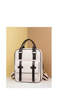 Détail du sac à dos en cuir PU de style britannique avec coutures contrastées et texture