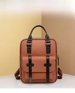 Détails du sac à dos vintage en cuir marron avec sangles contrastées et poche avant