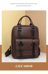 Détail d'un sac à dos en similicuir marron foncé avec boucles argentées et grainé cuir