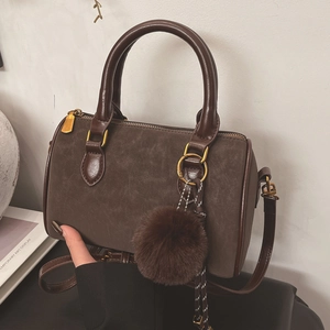 Sac Boston Rétro Pour Femmes En Daim Dépoli Similicuir PU Sac À Main Décontracté Bandoulière Avec Pendentif Boule Peluche