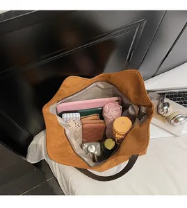 Vue intérieure montrant la grande capacité et l'espace de rangement du sac fourre-tout