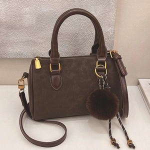 Sac à main Boston rétro en daim marron foncé et cuir avec pompon en peluche