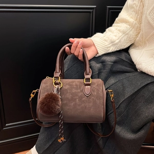 Sac à main Boston vintage marron en similicuir suédé avec pompon en fourrure amovible