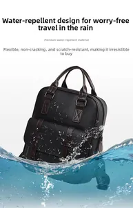 Sac à dos étanche en cuir noir à texture litchi avec deux boucles sous des éclaboussures d'eau