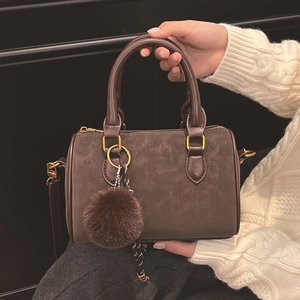 Sac à main Boston rétro en daim marron foncé avec détails dorés et pompon décoratif