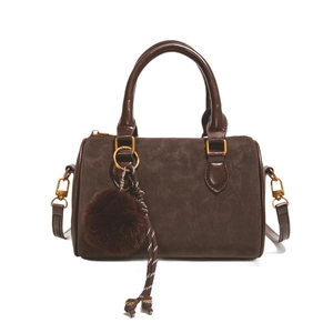 Sac à main Boston rétro café foncé avec texture souple et pendentif boule de poils chic
