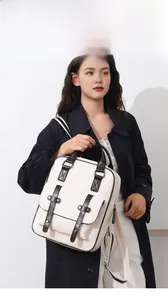 Mannequin portant un sac à dos vintage en cuir PU crème et marron avec rabat à boucle