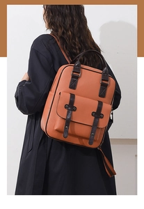 Gros plan d'un sac à dos en cuir PU marron avec texture vintage et sangles contrastées