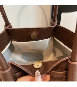Détail de la fermeture magnétique dorée et texture du cuir sur ce sac cabas