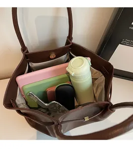 Vue intérieure du sac cabas spacieux montrant la capacité pour objets quotidiens
