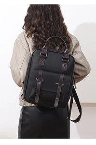 Vue arrière d'un mannequin portant un sac à dos vintage en similicuir noir et marron