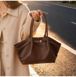 Détail du cuir grainé marron foncé et de la boucle en métal du sac cabas décontracté