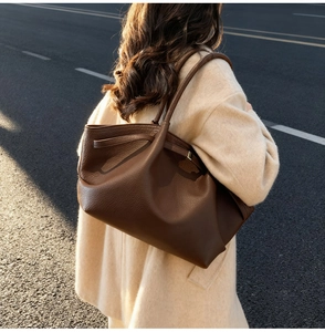 Détail du sac cabas en cuir grainé marron foncé avec sangles latérales réglables
