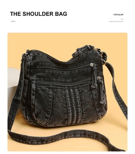 Gros plan du sac bandoulière en denim noir avec plusieurs poches zippées et glands