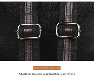 Détail du sac à dos en similicuir noir avec boucles de réglage en métal argenté