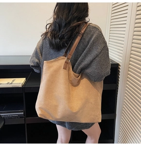 Grand sac fourre-tout kaki avec bandoulières en cuir marron porté par un mannequin