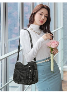 Détail du sac bandoulière en denim noir à poches multiples avec sangle réglable