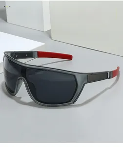Dettaglio degli occhiali sportivi grigi che mostra il materiale e gli accenti rossi