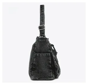 Vue latérale détaillée du sac bandoulière en denim avec structure multi-poches