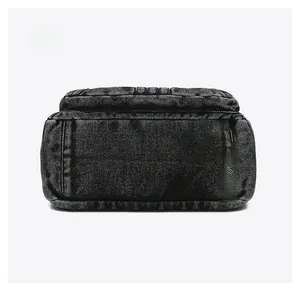 Vue détaillée du fond rectangulaire renforcé de ce sac bandoulière en jean