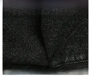 Vue rapprochée de la texture du denim noir avec motif de tissage sergé résistant