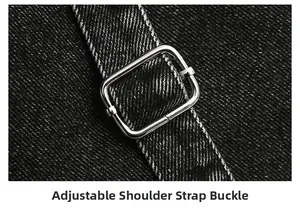 Détail de la boucle réglable en métal argenté sur la bandoulière en denim noir