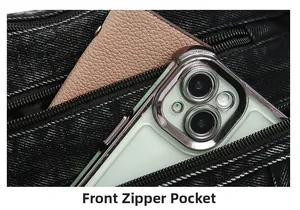 Détail de la poche zippée avant du sac en jean noir montrant la capacité de rangement