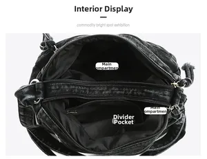 Vue de dessus du sac bandoulière en denim avec double compartiment et poche zippée centrale