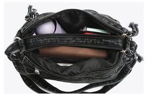 Vue de dessus d'un sac à bandoulière en denim avec poches multiples pour parapluie et mobile