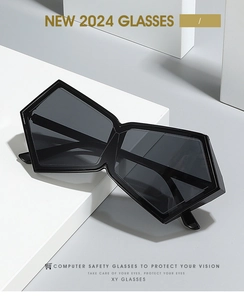 Gros plan sur des lunettes de soleil pentagonales géométriques avec verres foncés sur socle