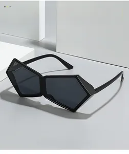 Vue détaillée des lunettes de soleil géométriques avec monture noire mate et verres sombres